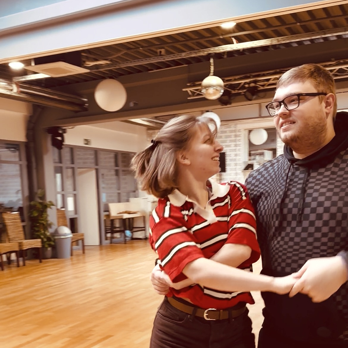 2 Tänzerinnen in der Grätsche